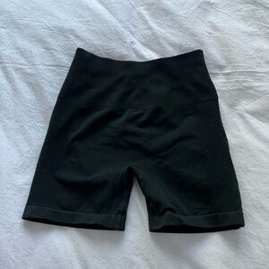 Alphalete Amplify black shorts